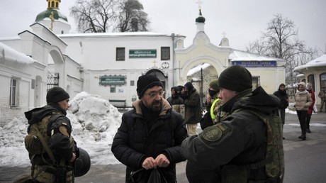 Des hommes en armes vérifient les sacs des visiteurs de la Laure des Grottes de Kiev pendant l'opération du SBU.