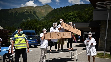«L’hôpital se meurt», alertent des soignants  à l’occasion d’une étape du Tour de France dans les Alpes, le 12 juillet 2022 (illustration).