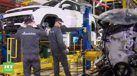 Moscou : l'usine automobile «Moskvitch» a repris le travail après le départ de Renault.
