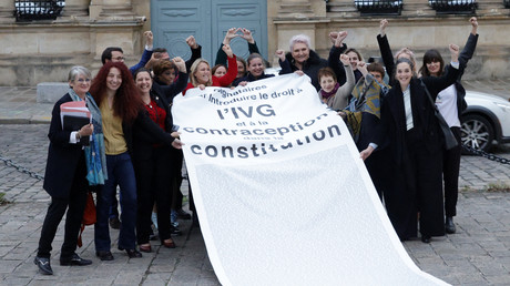 Des députés de La France Insoumise et des membres d'associations pro-choix célèbrent que le Parlement ait voté le droit à l'IVG à la Constitution, devant l'Assemblée nationale à Paris, le 24 novembre 2022.