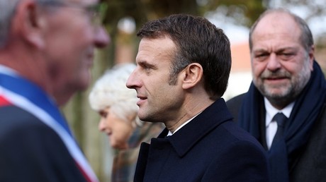 Emmanuel Macron en compagnie du ministre de la Justice Eric Dupond-Moretti à Dijon (Côte-d'Or), le 25 novembre 2022.