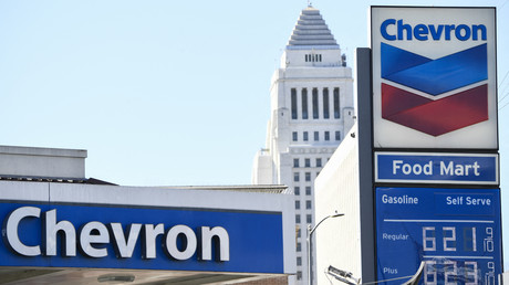 Photo prise à une station-service Chevron de Los Angeles, le 17 février 2022, indiquant des prix supérieurs à 6 dollars le gallon (3,8 litres). (Photo d’illustration)
