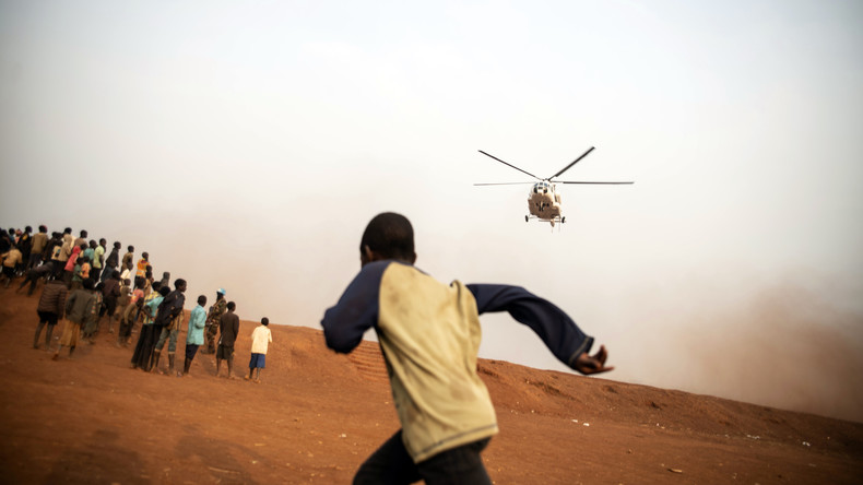 Un jeune garçon court vers un hélicoptère des Nations Unies transportant le Secrétaire général adjoint aux opérations de paix avant son atterrissage à Bunia, dans l'est de la RDC, le 22 février 2022 (image d'illustration).