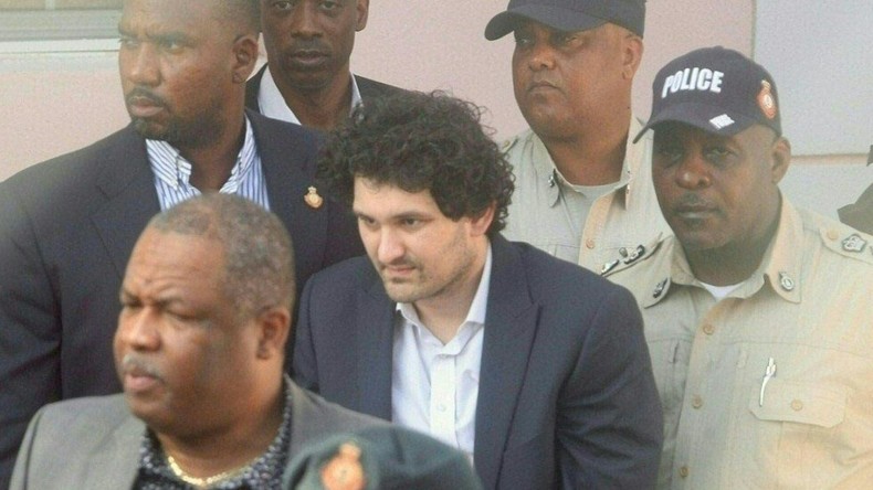 Cryptomonnaies : extradé aux Etats-Unis, le patron déchu de FTX y risque la prison à vie