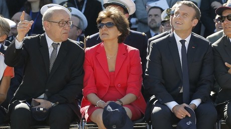 Sylvie Goulard, au centre, entourée par Emmanuel Macron et Jean-Yves Le Drian, au Bourget, le 19 juin 2017 (image d'illustration).