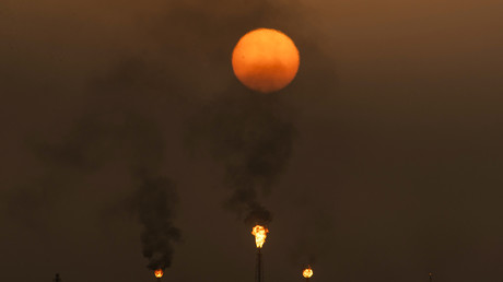 Des torchères brûlent l'excès de gaz sur le site de Mushrif à l'intérieur du champ pétrolier et gazier de Zubair, au nord de la province irakienne de Bassorah, le 13 juillet 2022 (image d'illustration).