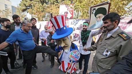 Un Iranien donne un coup de pied à une effigie de l'Oncle Sam lors d'un rassemblement devant l'ancienne ambassade des États-Unis à Téhéran, le 4 novembre 2022 (image d'illustration).