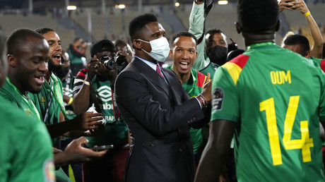Le président de la Fédération camerounaise de football, entouré de ses joueurs, le 5 février 2022, au Cameroun (image d'illustration).