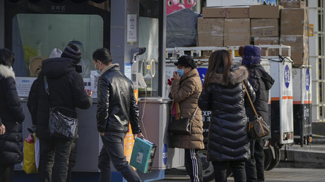 Des habitants font la queue pour des tests de Covid-19, le 7 décembre 2022 à Pékin (image d'illustration).