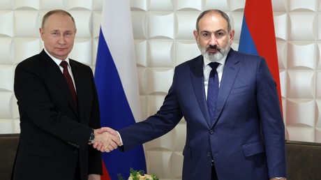 Le président russe Vladimir Poutine et le Premier ministre arménien Nikol Pachinian, à Erevan en Arménie le 23 novembre 2022 (image d'illustration).