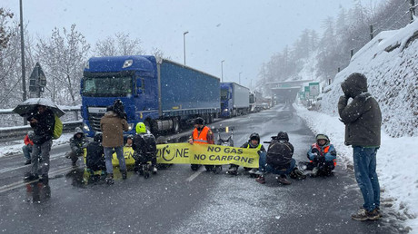 Le tunnel du Mont-Blanc bloqué par des militants écologistes (IMAGES)