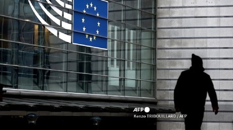 Un homme passe devant le Parlement européen à Bruxelles (image d'illustration).