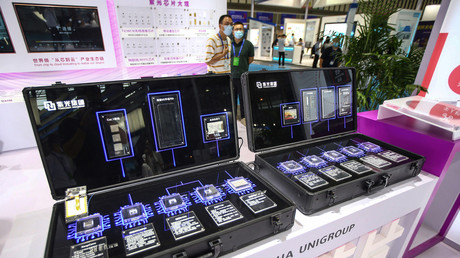 Des puces électroniques de Tsinghua Unigroup présentées à la Conférence mondiale sur les semi-conducteurs 2020 à Nanjing, dans la province orientale du Jiangsu, en Chine, le 26 août 2020 (illustration).