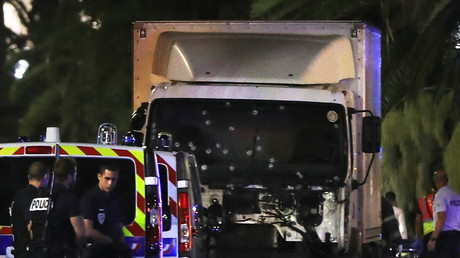 Le 14 juillet 2016, des policiers se tiennent près d'un camion, avec son pare-brise criblé de balles, qui a foncé sur une foule venue assister à un feu d'artifice depuis la Promenade des Anglais à la ville de Nice (Alpes-Maritimes) (image d'illustration).