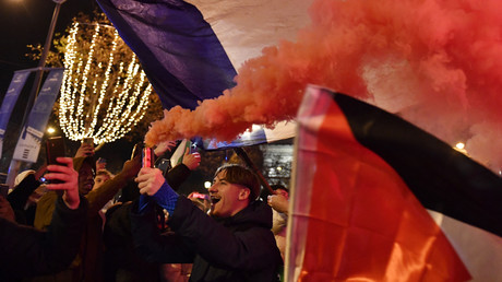 Paris : foule sur les Champs-Elysées après la victoire de la France contre le Maroc