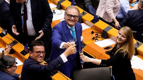 Le sénateur Renaissance André Gattolin a évoqué les fins de semaines arrosées au Parlement européen, avec la bénédiction des lobbys alcooliers (image d'illustration).