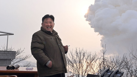 Cette photo prise le 15 décembre 2022 et publiée le lendemain montre Kim Jong Un alors qu'il dirige un essai de moteur à combustible solide de grande puissance, sur le site de lancement de satellites de Saikai, dans la province de Pyongan Sud.
