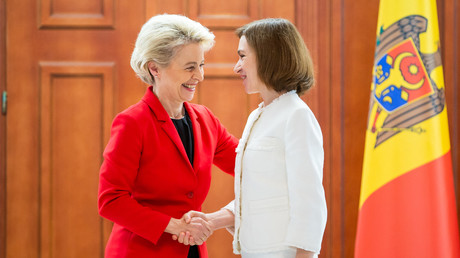 La présidente de la commission européenne Ursula von der Leyen (à gauche) et la présidente moldave Maia Sandu (à droite), à Chisinau (Moldavie), le 10 novembre 2022. (Photo d'illustration)