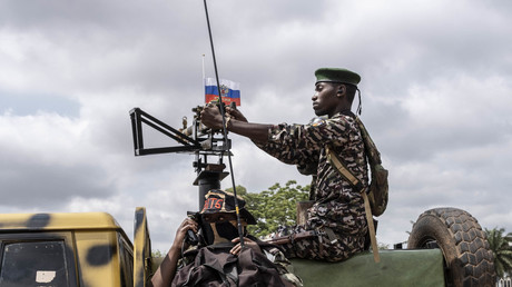 Des militaires centrafricains passent devant un drapeau russe lors du défilé de la fête nationale, à Bangui, le 1er décembre 2022 (image d'illustration).