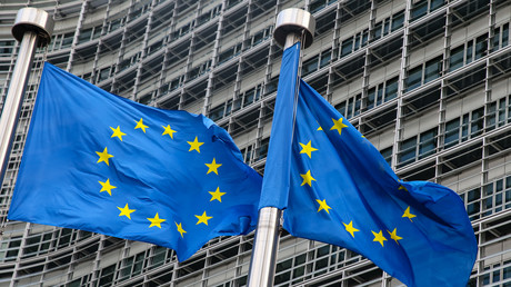 Drapeaux européens devant le siège de la Commission européenne à Bruxelles, le 11 mars 2021.