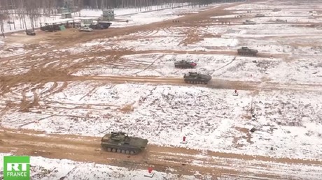 Des soldats russes poursuivent leur formation militaire sur des terrains d’entraînement biélorusses