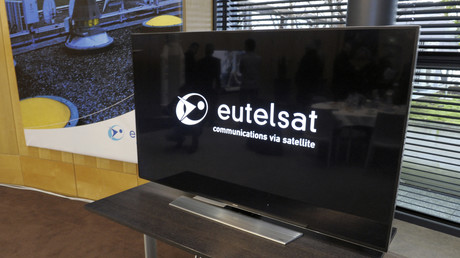 Nom de l'entreprise Eutelsat sur un écran télévisé (image d'illustration).