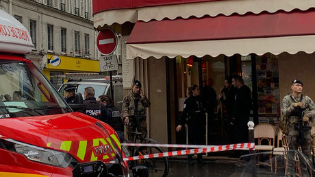 Des membres des forces de l'ordre et des militaires du plan Vigipirate mobilisés après la fusillade meurtrière du 23 décembre à Paris.