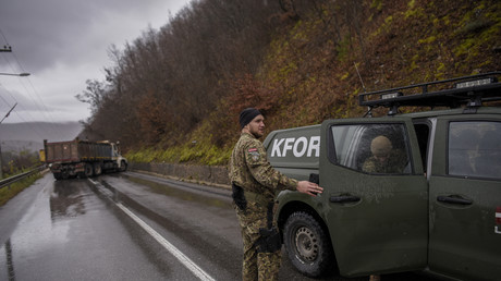 La mission de maintien de la paix au Kosovo (KFOR) inspecte une barricade érigée par des Serbes, le 11 décembre 2022 (image d'illustration).