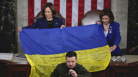 La vice-présidente des Etats-Unis Kamala Harris (g.) et la présidente de la Chambre Nancy Pelosi (d.) brandissent un drapeau ukrainien lors d’une intervention du président ukrainien Volodymy Zelensky devant le Congrès à Washington, le 21 décembre 2022 (illustration).