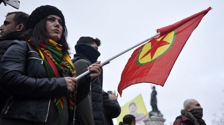 Drapeau du PKK brandi à la manifestation du 24 décembre à Paris.