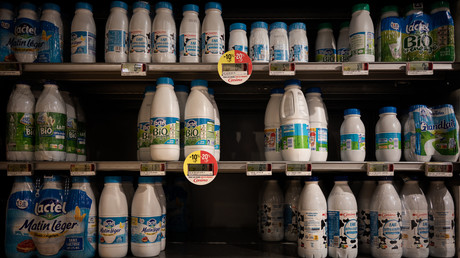 Des bouteilles de lait dans un rayon de supermarché (image d'illustration).