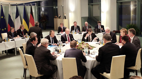 Négociations en octobre 2016 sous l'égide d'Angela Merkel. Etaient présents Vladimir Poutine et Sergeï Lavrov, Piotr Porochenko et François Hollande.