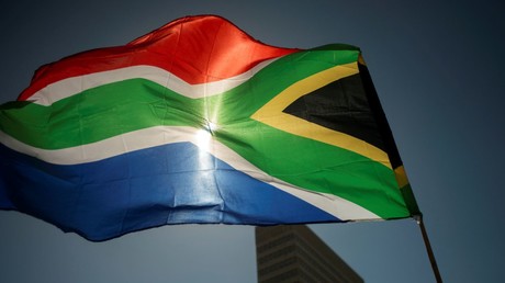 Un drapeau sud-africain devant un bâtiment du gouvernement sud-africain au Cap (image d'illustration).