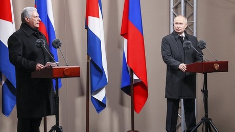 Le président cubain Miguel Diaz-Canel aux côtés de Vladimir Poutine lors de sa visite à Moscou, le 22 novembre 2022 (image d'illustration).