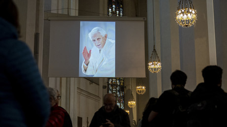 Une photo de l'ancien pape émérite Benoît XVI dans la cathédrale Notre-Dame de Munich en Allemagne, le 31 décembre 2022.