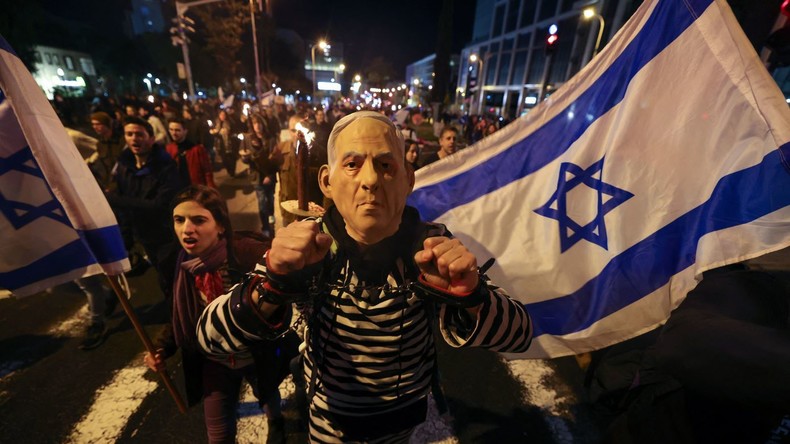 Un manifestant israélien portant un masque représentant Benjamin Netanyahou lors d'un rassemblement à Tel Aviv contre le nouveau gouvernement.