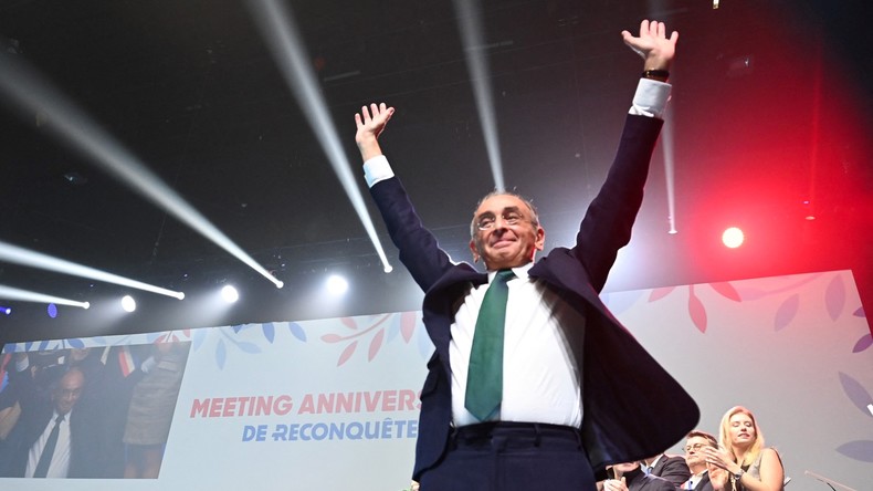 Eric Zemmour salue sur scène lors d'un rassemblement politique pour marquer le premier anniversaire de son parti à Paris, le 4 décembre 2022 (image d'illustration).