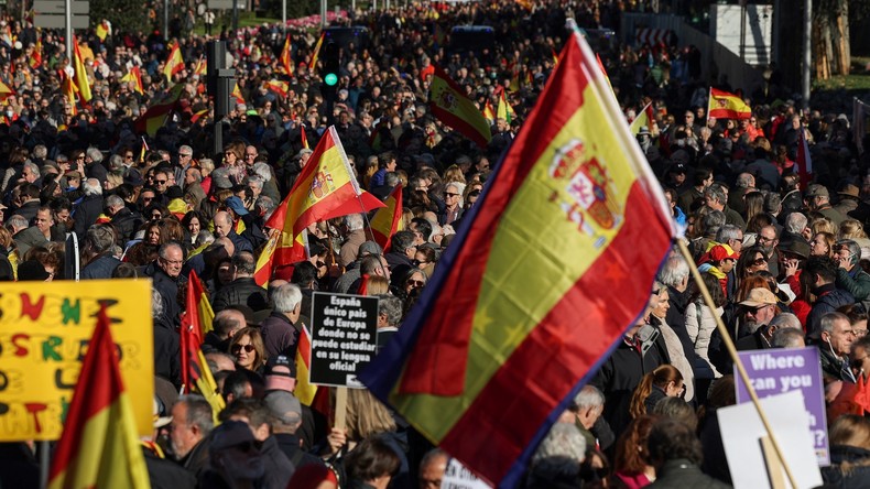 Madrid : des dizaines de milliers de personnes dans la rue contre le gouvernement Sanchez