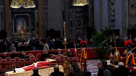 Les fidèles se recueillent devant le corps de Benoît XVI à Saint-Pierre de Rome (IMAGES)
