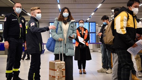 Les passagers d'un vol en provenance de Chine font la queue pour vérifier leurs documents de vaccination contre le Covid-19, après leur arrivée à l'aéroport Paris-Charles-de-Gaulle de Roissy, le 1er janvier 2023 (image d'illustration).