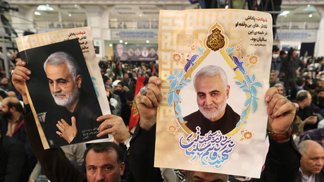 Des Iraniens rendent hommage à Qassem Soleimani, trois ans après son assassinat.