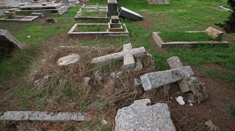 Des tombes vandalisées au cimetière protestant du mont Sion, à l'extérieur de la Vieille ville de Jérusalem, le 4 janvier 2023.