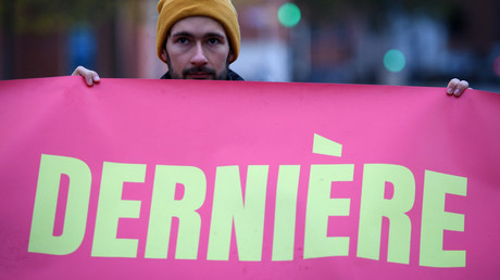 Un militant écologiste du groupe Derniere Renovation derrière une banderole à Toulouse, le 24 novembre 2022 (image d'illustration).
