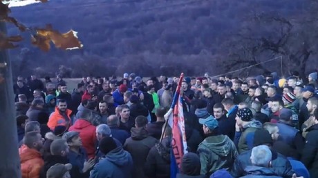 Des habitants de Gotovusa, près de Strpce, protestent contre le meurtre de deux Serbes, le 6 janvier 2023.