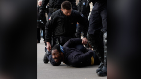 La police a procédé à une interpellation ce 7 janvier en marge d'une manifestation des Gilets jaunes à Paris.