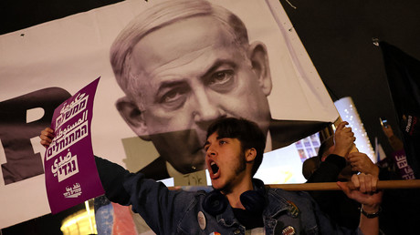 Des manifestants israéliens protestent à Tel-Aviv contre le nouveau gouvernement israélien dirigé par le Premier ministre Benjamin Netanyahou, le 7 janvier 2023.