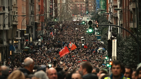 Des milliers de manifestants à Bilbao pour demander le transfert des membres de l'ETA emprisonnés
