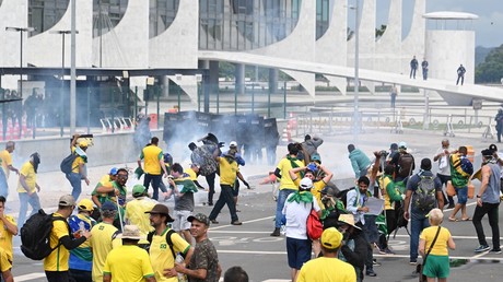 Des partisans de l'ancien président brésilien Jair Bolsonaro affrontent la police devant le palais du Planalto à Brasilia, le 8 janvier 2023.