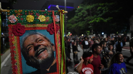 Manifestation en défense de la démocratie à Sao Paulo, au Brésil, le 9 janvier 2023, un jour après que les partisans de l'ex-président Jair Bolsonaro ont envahi le Congrès, le palais présidentiel et la Cour suprême de Brasilia.