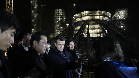 Emmanuel Macron a visité le chantier de Notre-Dame le 9 janvier 2023 en compagnie du Premier ministre japonais Fumio Kishida et de la ministre de la Culture Rima Abdul Malak.